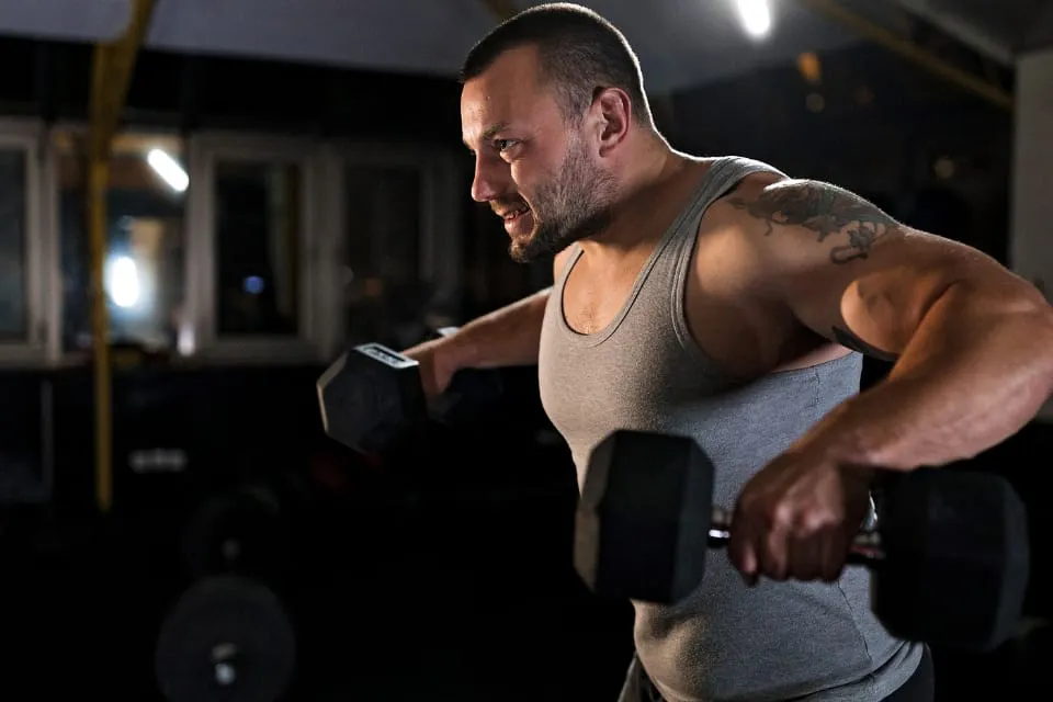 Hombre levantado pesas