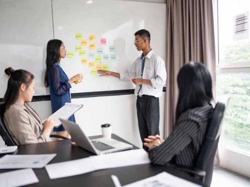Emprendedores de España Jóvenes emprendedores trabajando en equipo para impulsar ideas innovadoras y atraer inversión en España.