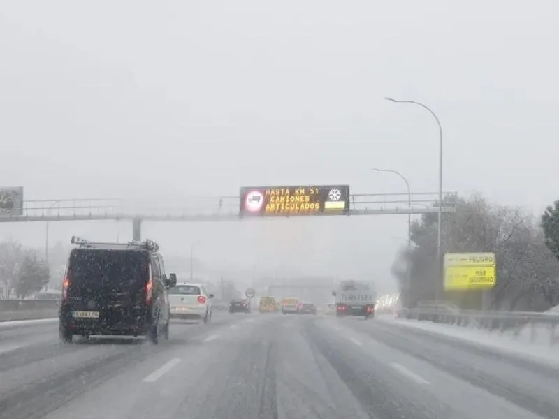 vehiculo-carretera-secundaria-nieve-españa|Foto: EFE/J.J. Guillén La DGT informa de 101 carreteras afectadas por el temporal en España. La red principal se mantiene abierta pese a las 53 vías secundarias clausuradas