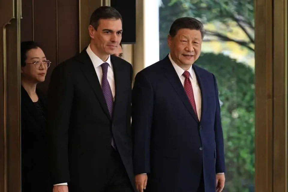 El presidente del Gobierno, Pedro Sánchez y el presidente Xi Jinping en China|EFE/EPA/Andres Martinez Casares /POOL Pedro Sánchez dice que su visita a China «no va contra nadie» y que es «coherente»