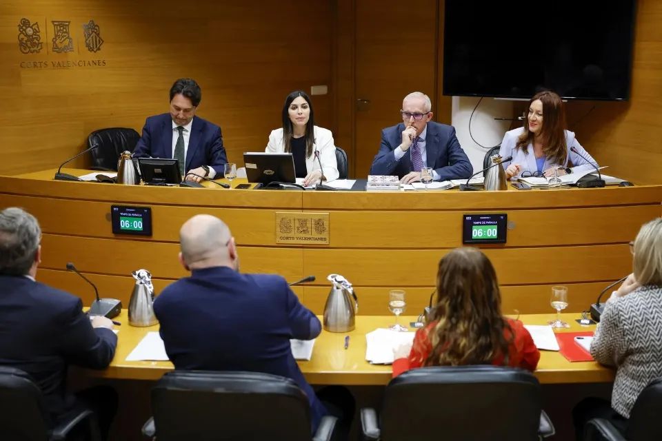 Comisión de investigación sobre la Dana en Les Corts|Foto: EFE/Ana Escobar La comisión de la Dana en Les Corts Valencianes citará a Sánchez y a Mazón 