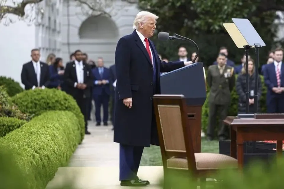 El presidente de Estados Unidos, Donald Trump|Foto: EFE/Jim Lo Scalzo/Pool Trump impone un arancel global del 10% y uno del 20% para las importaciones de la UE

