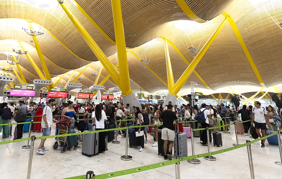 Pasajeros en la cola de facturación en el aeropuerto Barajas de Madrid|Foto: El Mundo/Javi Martínez