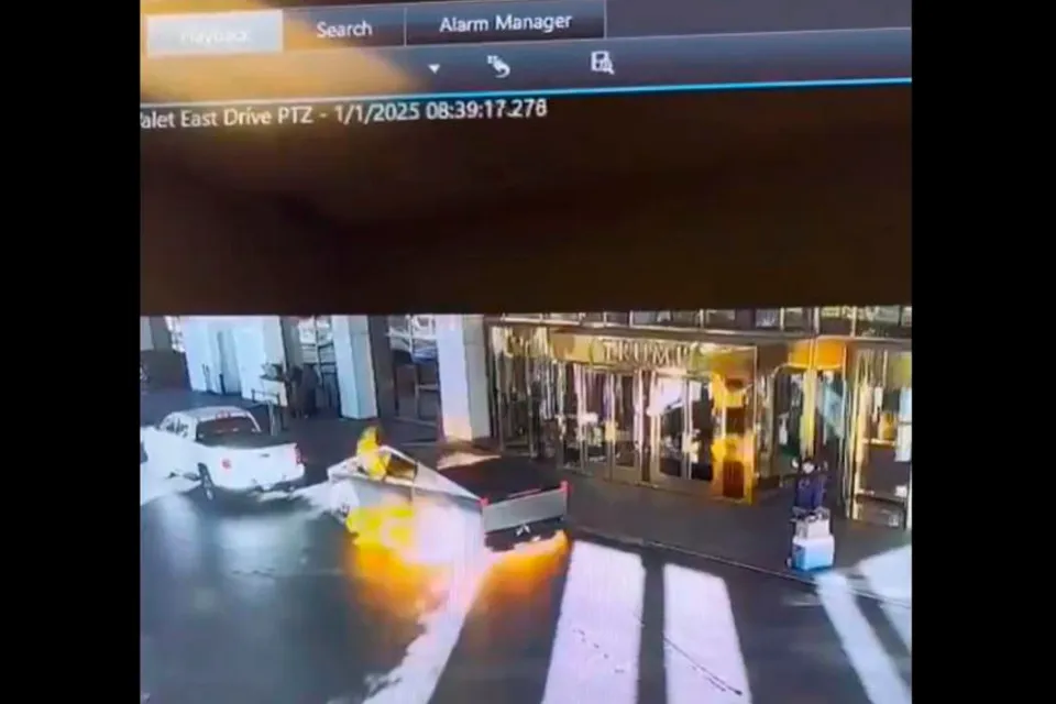 Captura de video- explosión de vehículo frente al 'Trump Hotel' Foto: EFE/@LasVegasLocally 