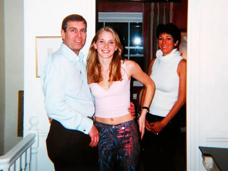 El príncipe Andrew junto a Virginia Giuffre, una de las víctimas de Jeffrey Epstein
