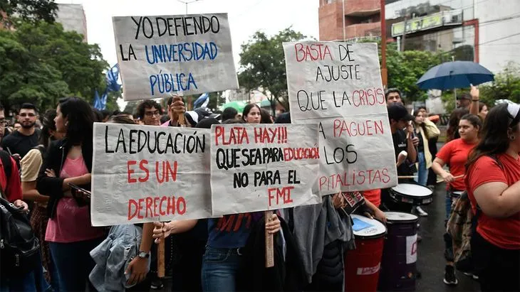 Argentina una multitud protestó en defensa de las universidades públicas6