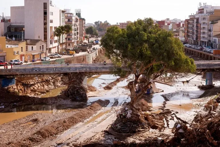Uno de los puentes que cruza el Barranco del Poyo de la localidad valenciana de Paiporta. EFE-Villar López