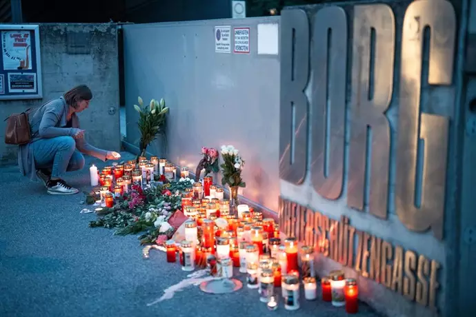 Ofrendas en el colegio de Graz (Austria) donde un exalumno mató a 10 personas|Foto: Europa Press/APA/DPA/Georg Hochmuth