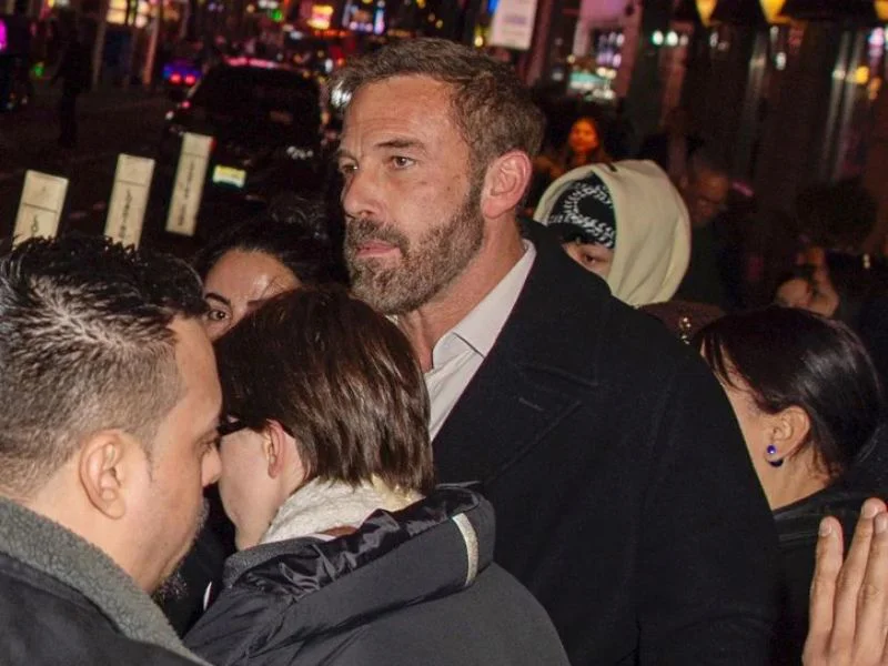 ben-affleck-protegiendo-a-su-hijo-fin-affleck-de-los-paparazzis-en-nueva-york|Foto: GTRES 