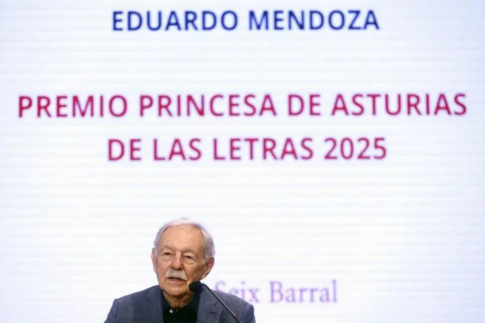 El escritor Eduardo Mendoza gana el Premio Princesa de Asturias de las Letras 2025|Foto: EFE/Quique García Eduardo Mendoza es galardonado con el Premio Princesa de Asturias de las Letras 2025

