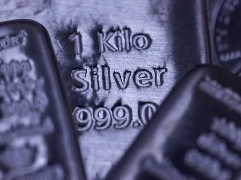 lingotes-de-plata-sobre-graficos-de-cotizaciones-financieras|Foto: Bloomberg/Chris Ratcliffe La plata se dispara un 6,8% y alcanza los 85 dólares en medio de una volatilidad extrema. El Instituto de la Plata prevé un sexto año de déficit global mientras la inversión china impulsa el mercado