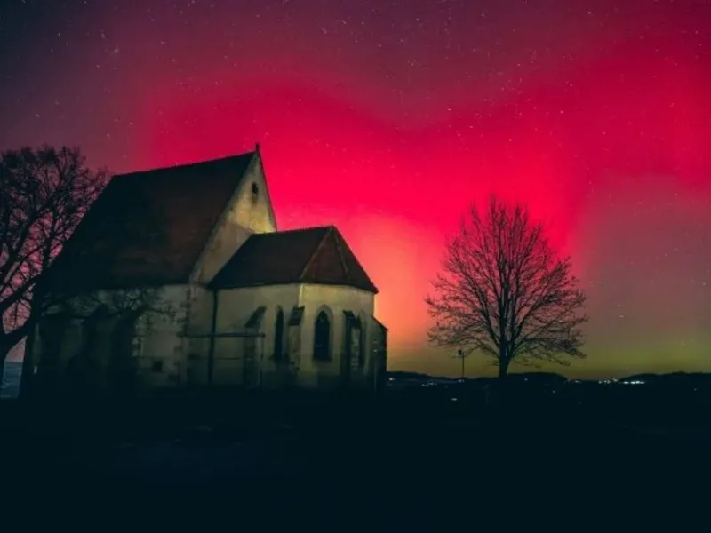 auroras-boreales-intensas-cielo-nocturno-tormenta-radiacion-|Foto: CNN/Schartner/Equipo Fotokerschi/APA/AFP/Getty Images La Tierra sufre el impacto de la tormenta de radiación solar más potente desde 2003. El evento afecta sistemas GPS, vuelos polares y satélites tras una erupción solar de clase X