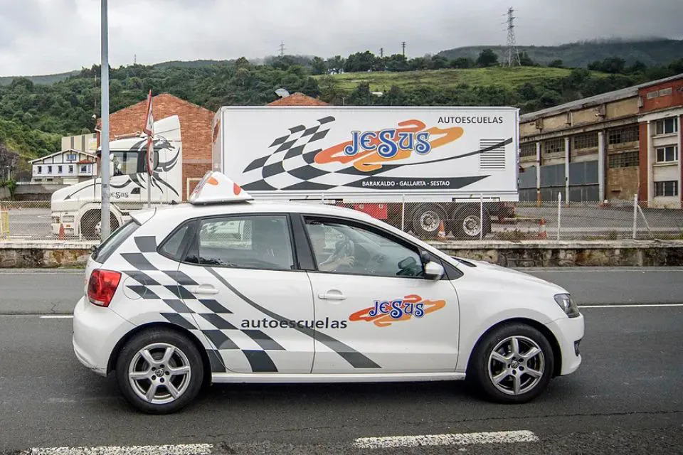 Coche de una autoescuela|Foto: El Mundo La UE permitirá conducir coches y camiones con 17 años si se va acompañado