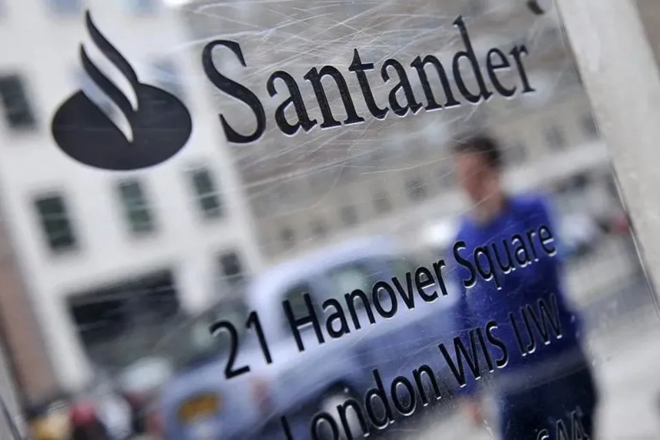 Una sucursal del Banco Santander en Londres (Reino Unido)|Foto: EFE/Andy Rain Reino Unido: Santander UK cerrará 95 sucursales 
