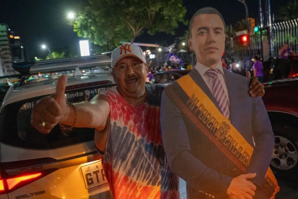 Simpatizantes de Daniel Noboa celebran su victoria en Guayaquil, Ecuador (EFE/Mauricio Torres) Daniel Noboa arrasa por sorpresa en las elecciones de Ecuador y el correísmo denuncia fraude