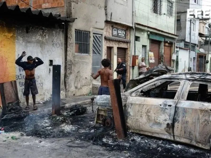 La Policía de Río de Janeiro custodia a dos personas durante un operativo|Foto: EFE/Antonio Lacerda