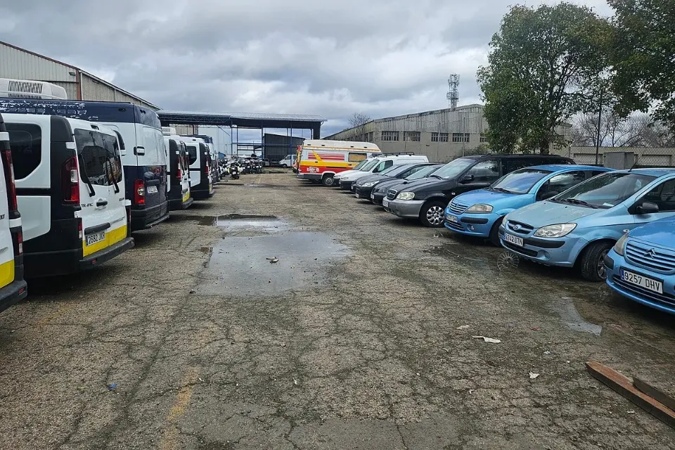 Algunos de los vehículos municipales para subastar|Foto: El Mundo/C. G. Comprar un coche del Ayuntamiento de Madrid en la primera subasta pública municipal por €300