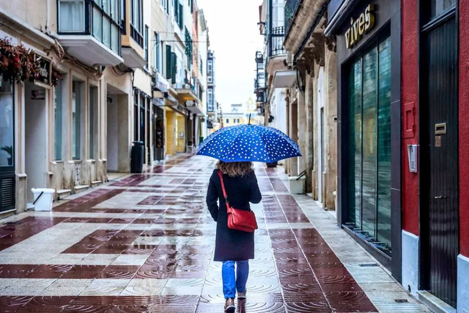 Una mujer con paraguas se protege de las lluvias en Menorca|EFE David Arquimbau Sintes Más lluvias y nevadas desde 700 metros por la borrasca Konrad


