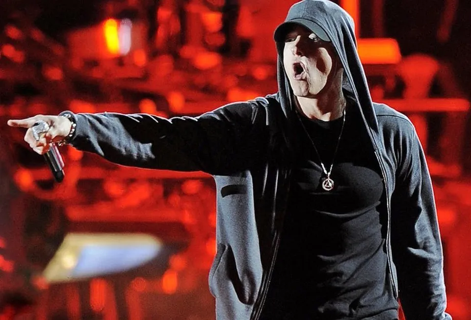 Eminem demanda a Meta|Foto: Wikimedia Commons Eminem demanda a Meta por $109 millones por usar 243 canciones sin permiso en Facebook e Instagram. Su editorial alega violación de derechos de autor, mientras Meta afirma que negociaba de buena fe.