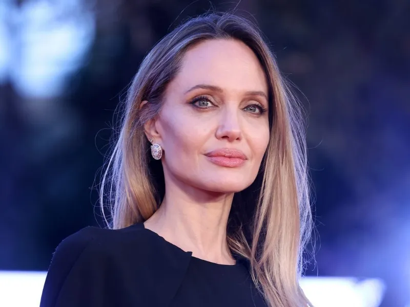 angelina-jolie-entrevista-france-inter-mastectomia-preventiva|Foto: Elle La actriz reflexiona en France Inter sobre su doble mastectomía, el impacto del gen BRCA1 y su lucha por la democratización de la salud femenina