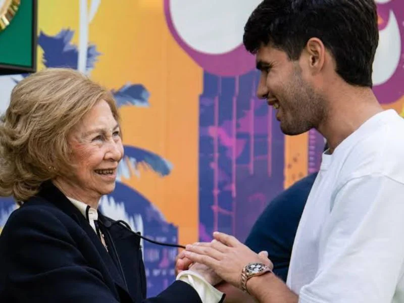 reina-sofia-saludando-tenista-carlos-alcaraz-masters-miami-hard-rock-stadium|Foto: Hola.com