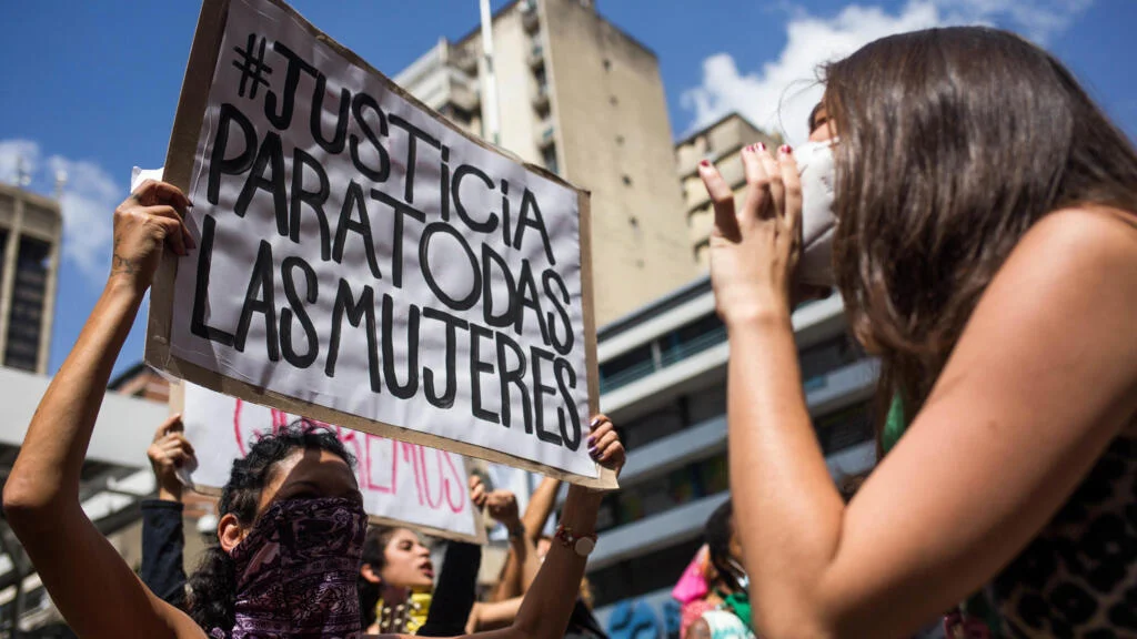 Mujeres protestando por sus derechos    Foto: AFP/ Cristian Hernandez