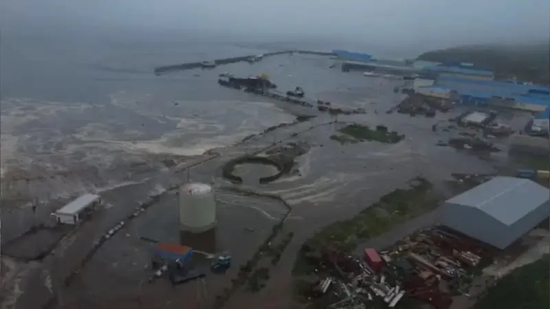 La ciudad de Sévero-Kurilsk inundada tras mi tsunami producido por terremoto de 8,8 en Kamchatka | Foto: Getty Images  Vista aérea de la inundada ciudad de Sévero-Kurilsk, tras el tsunami producido por terremoto de magnitud 8,8 ocurrido en la península rusa de Kamchatka.
