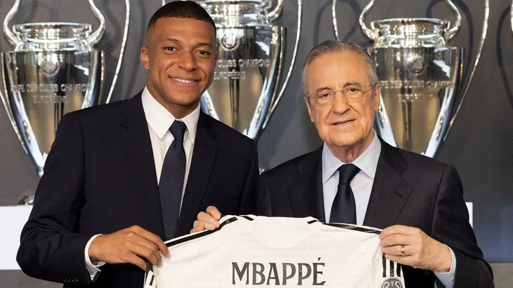 Mbappé presentado en el Bernabéu y firma de su contrato con el Real foto 2 prensa real madrid