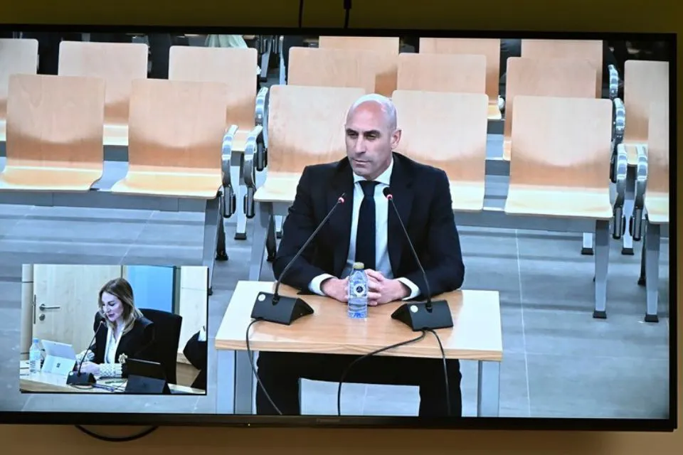 Vista de la pantalla en la sala de prensa donde se ve la declaración de Luis Rubiales. EFE/Fernando Villar