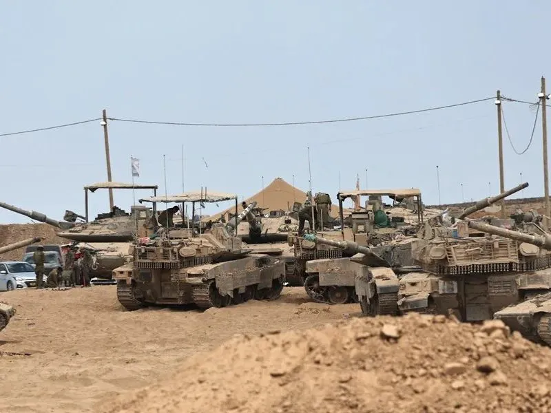 Tanques y vehículos blindados israelíes en la frontera entre Israel y Gaza|Foto: EFE/EPA/Atef Safadi