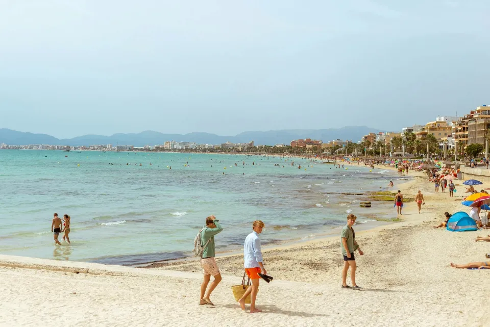 Las búsquedas de España como destino turístico se moderan entre los europeos