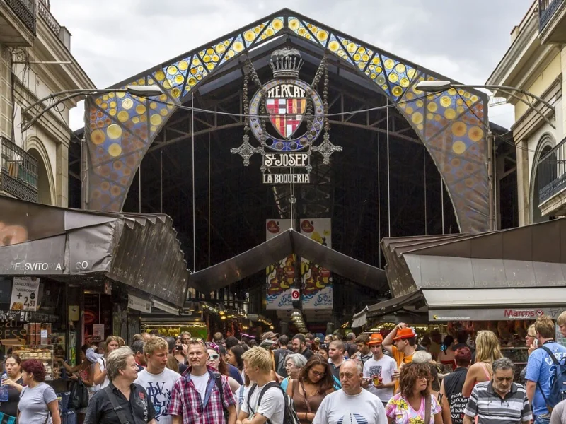 entrada-emblematica-del-mercado-de-la-boqueria-en-barcelona-con-estructura-de-hierro|Foto: Spain.info 