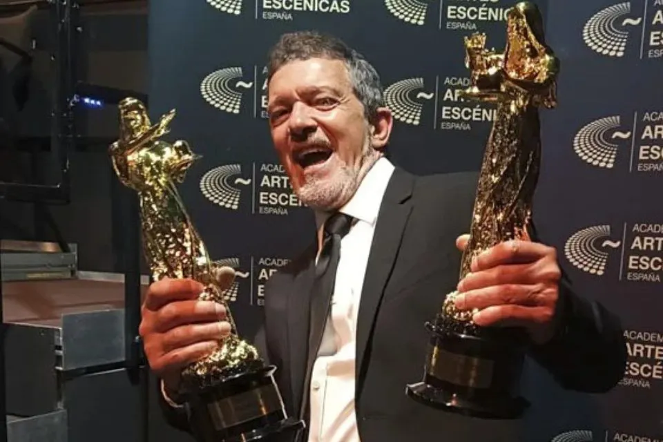 El actor y director Antonio Banderas posa con dos de los premios Talía en Madrid|Foto: EFE/Inma Tapia