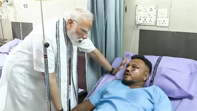 El primer ministro indio, Narendra Modi, y el único superviviente del vuelo de Air India|Foto: Europa Press/Javed Dar