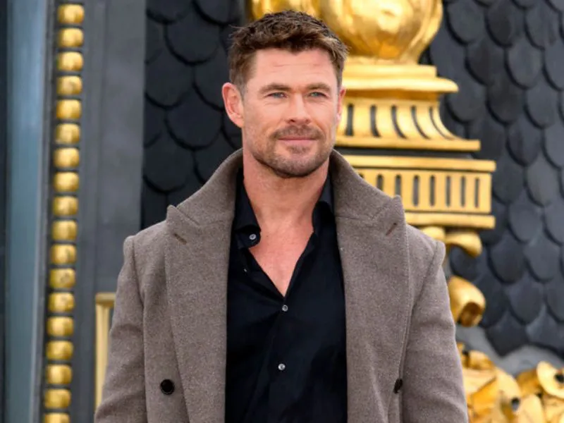 chris-hemsworth-posando-bajo-lluvia-madrid-edificio-metropolis-ruta-de-escape|Foto: Europa Press Chris Hemsworth presenta en Madrid su nueva película 'Ruta de escape'. Análisis de su regreso a España, su papel como Davis y su trayectoria profesional