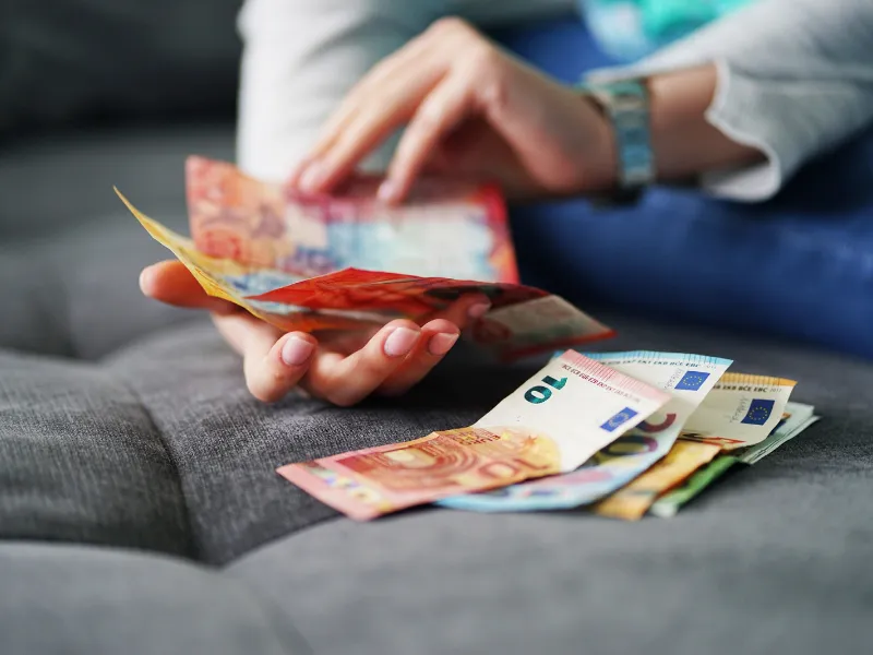 subida-salario-minimo-2026-espana Conoce todo sobre la subida del SMI a 1.221 euros brutos en 2026. Beneficiarios, pago por horas, impacto fiscal y sectores afectados