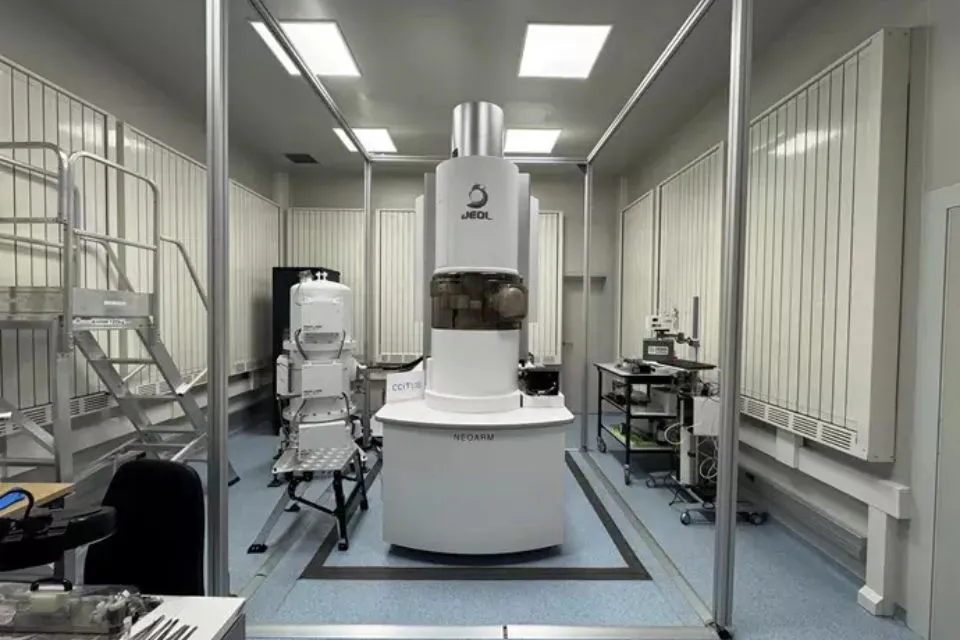 El nuevo microscopio en las instalaciones del Parc Científic de Barcelona|Foto: Europa Press