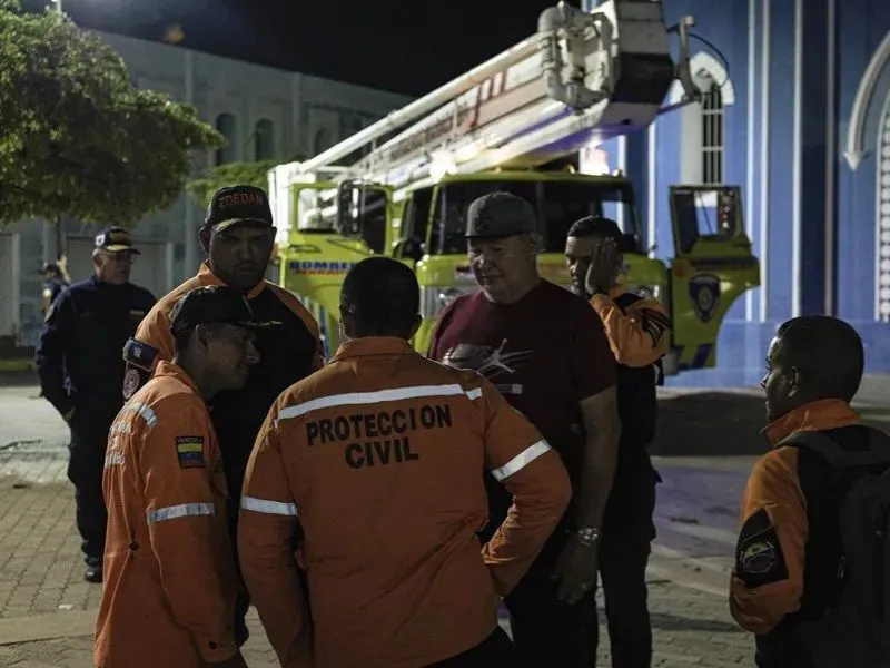 Protección Civil y Bomberos asisten a una zona afectada por un movimiento sísmico, en Venezuela|Foto: EFE/Henry Chirinos