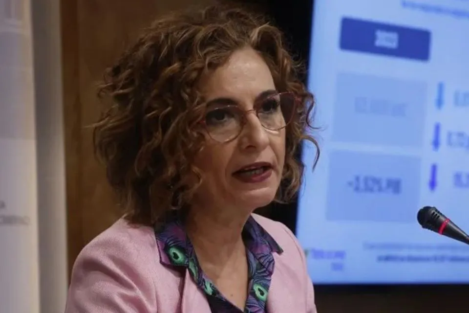 La vicepresidenta primera y ministra de Hacienda, María Jesús Montero|Foto: EFE/Juan Carlos Hidalgo El déficit público aumenta un 20,1% más en febrero, por la Dana