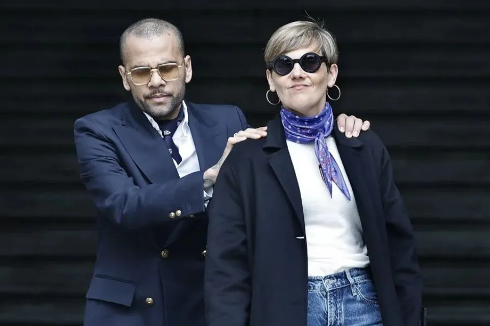 El exfutbolista Dani Alves y su abogada,Inés Guardiola|Foto: EFE/Andreu Dalmau
