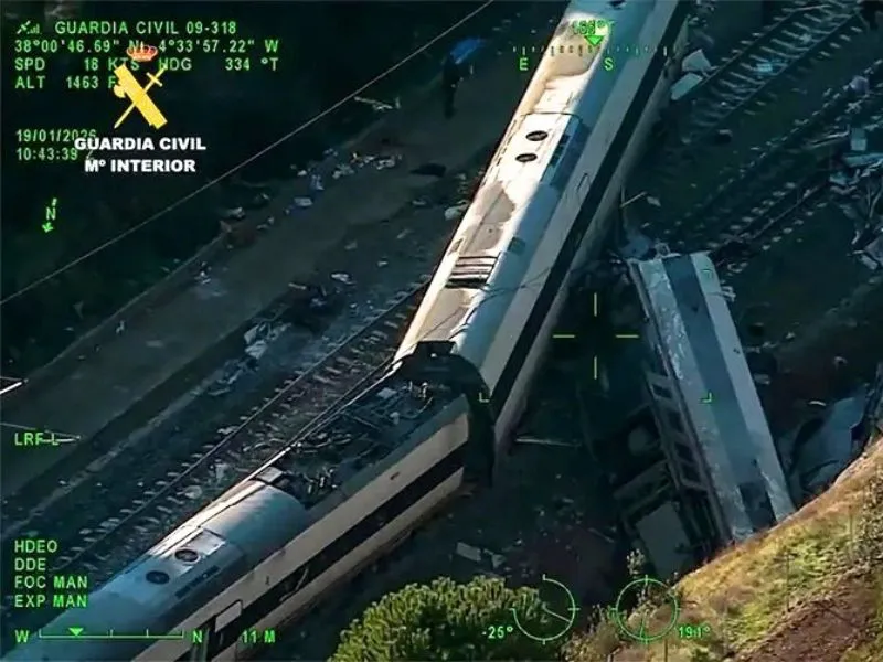 equipos-emergencia-guardia-civil-trabajando-vagones-accidentados-adamuz-cordoba|Foto: EFE/Guardia Civil 