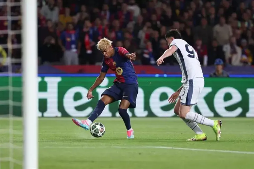 Lamine Yamal y Alessandro Bastoni, partido entre FC Barcelona e Inter de Milán|Foto: Europa Press/AFP7/Javier Borrego  Semifinales de la Liga de Campeones: FC Barcelona e Inter de Milán empatan 
