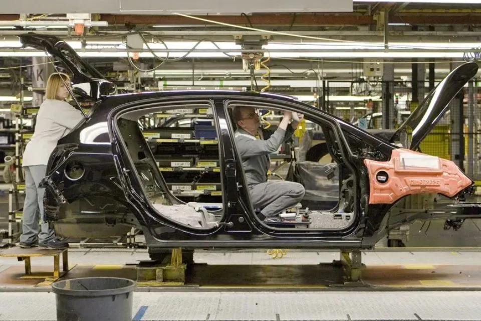 Cadena de montaje de la factoría General Motors (GM) en Figueruelas|Foto: EFE/Javier Cebollada La producción de coches repunta en marzo y acumula una caída del 10% en el trimestre