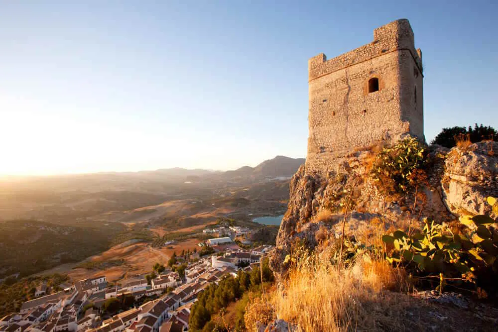 torre-del-homenaje-del-castillo-de-zahara-de-la-sierra-en-cadiz-foto-diputacion-provincial