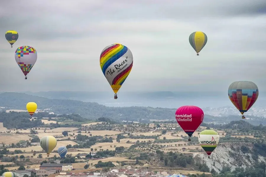 El vuelo inaugural de la 29ª edición del European Balloon Festival|Foto: EFE/Enric Fontcuberta
