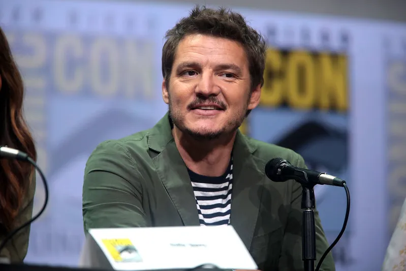 Pedro Pascal, el actor más cotizado de Hollywood en 2025|Foto: Flickr / Gage Skidmore Pedro Pascal mantiene una presencia dominante en Hollywood durante 2025 con tres películas simultáneas en cartelera y múltiples proyectos confirmados para 2026. Su trayectoria, que incluye roles clave en
