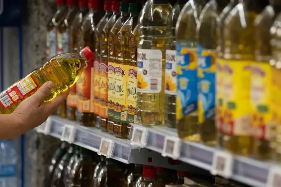 Botellas de aceite de oliva en un supermercado español Foto: Europa Press