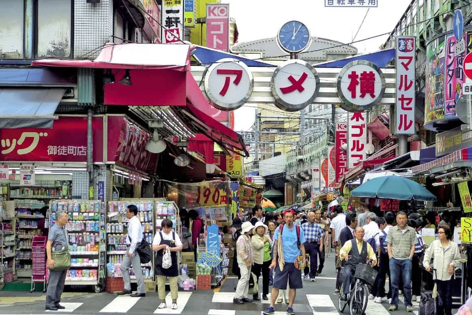 Personas caminando en las calles de Japón