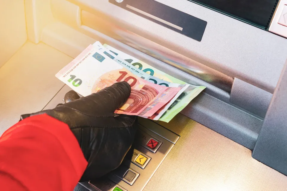 Transacciones no justificadas en el banco podrían acarrear multas de Hacienda  Transacciones no justificadas en el banco podrían acarrear multas de Hacienda de hasta €150.000