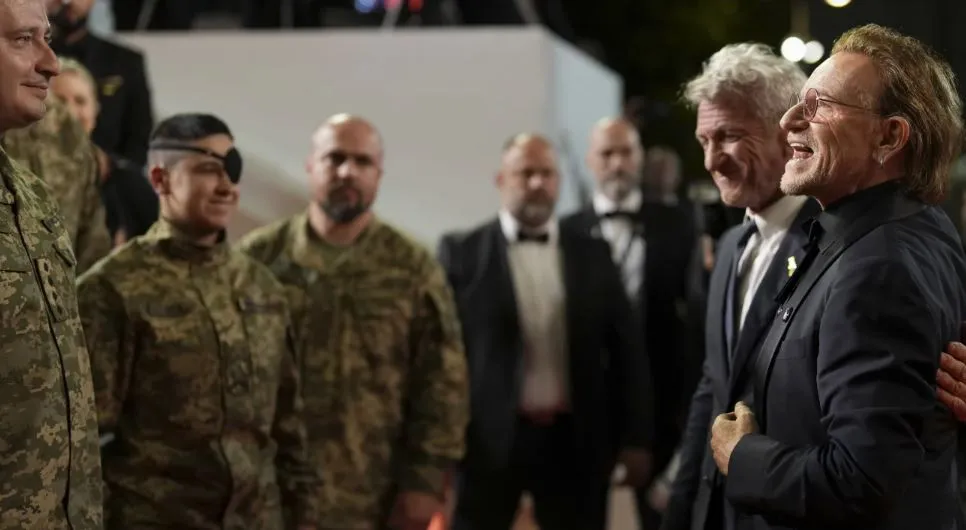 Bono rodeado de soldados ucranianos en el Festival de Cannes|Foto: AP/Natacha Pisarenko Bono protagonizó un emotivo momento en Cannes al desfilar con soldados ucranianos y Sean Penn, mientras presentaba su documental 